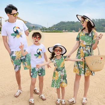 Платья для мамы и дочки, одинаковые комплекты для семьи, летний стиль, одежда для семьи на пляжный отдых, футболка для отца и сына, шорты, одежда