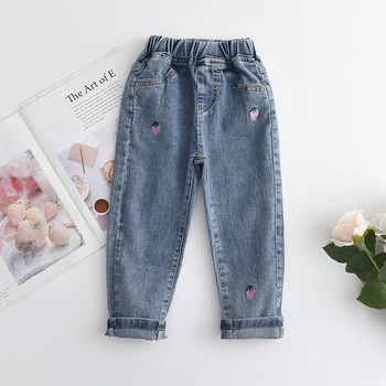 Детские джинсовые брюки для маленьких девочек Модные Корейские джинсы Embriodery Strawberry Jeans Детские повседневные брюки Свободные брюки для маленьких девочек