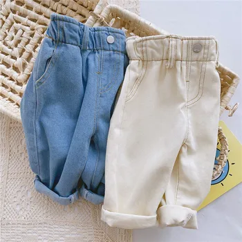 Детские джинсы, весенние однотонные джинсовые брюки для мальчиков и девочек, новые стильные свободные брюки с завышенной талией для младенцев и детей.